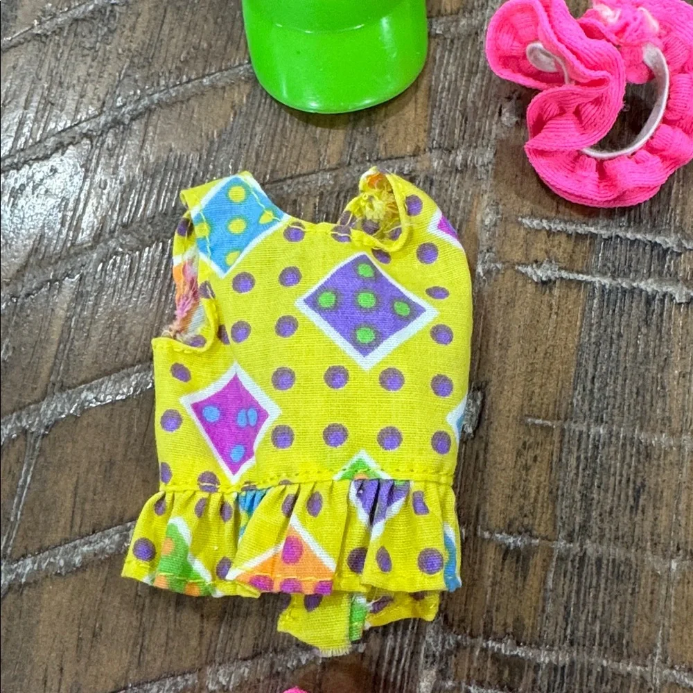 Barbie wet n‎ wild #1088 Yellow and Pink Dress-Up Set